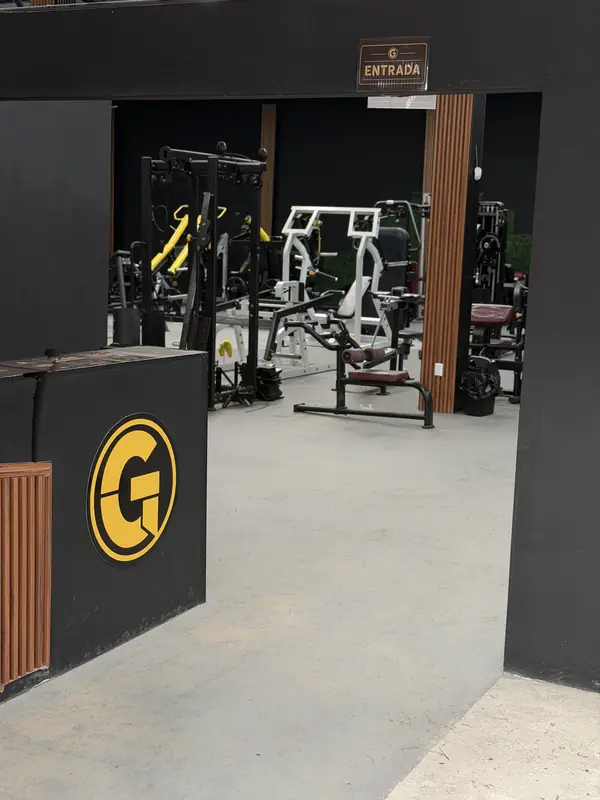 Recepción del gimnasio con el logo de Gold Toned