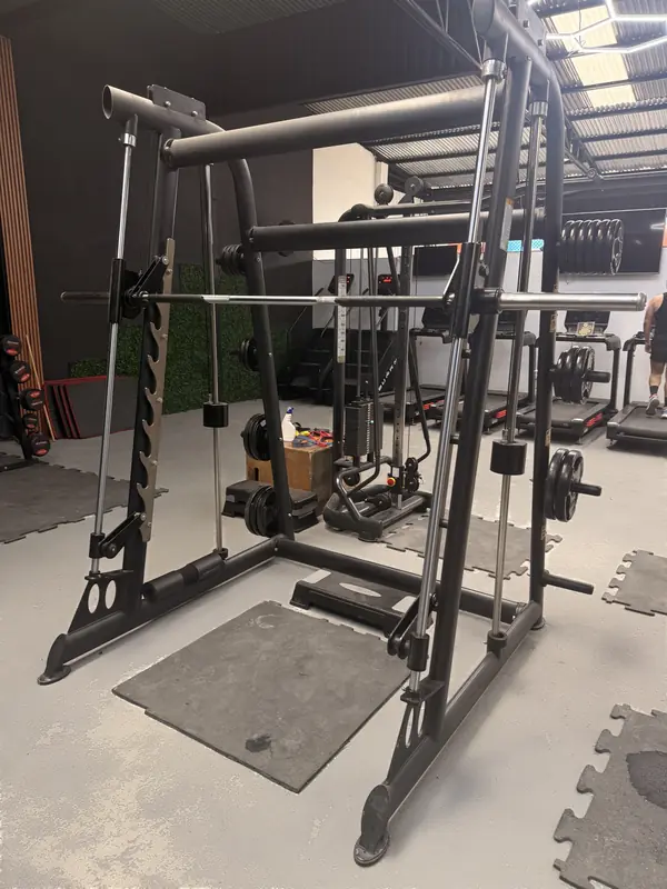 Multipower con poleas en la zona de peso libre